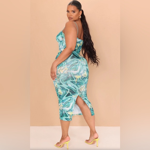 PRETTY LITTLE THING  Plus Green Swirl Crinkle Rib Cup Detail Midi Dress Size: 22 - Picture 3 of 10